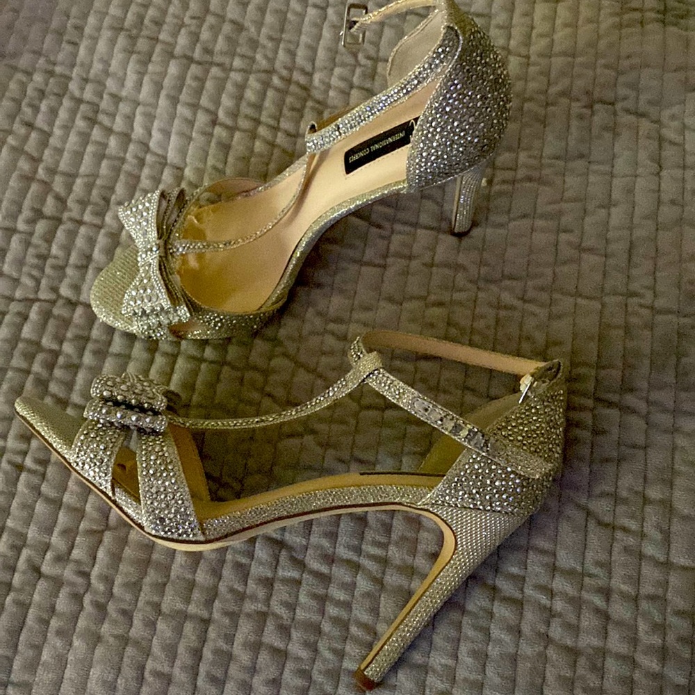 Inc heels some wear on the inside but other than that I’m good condition